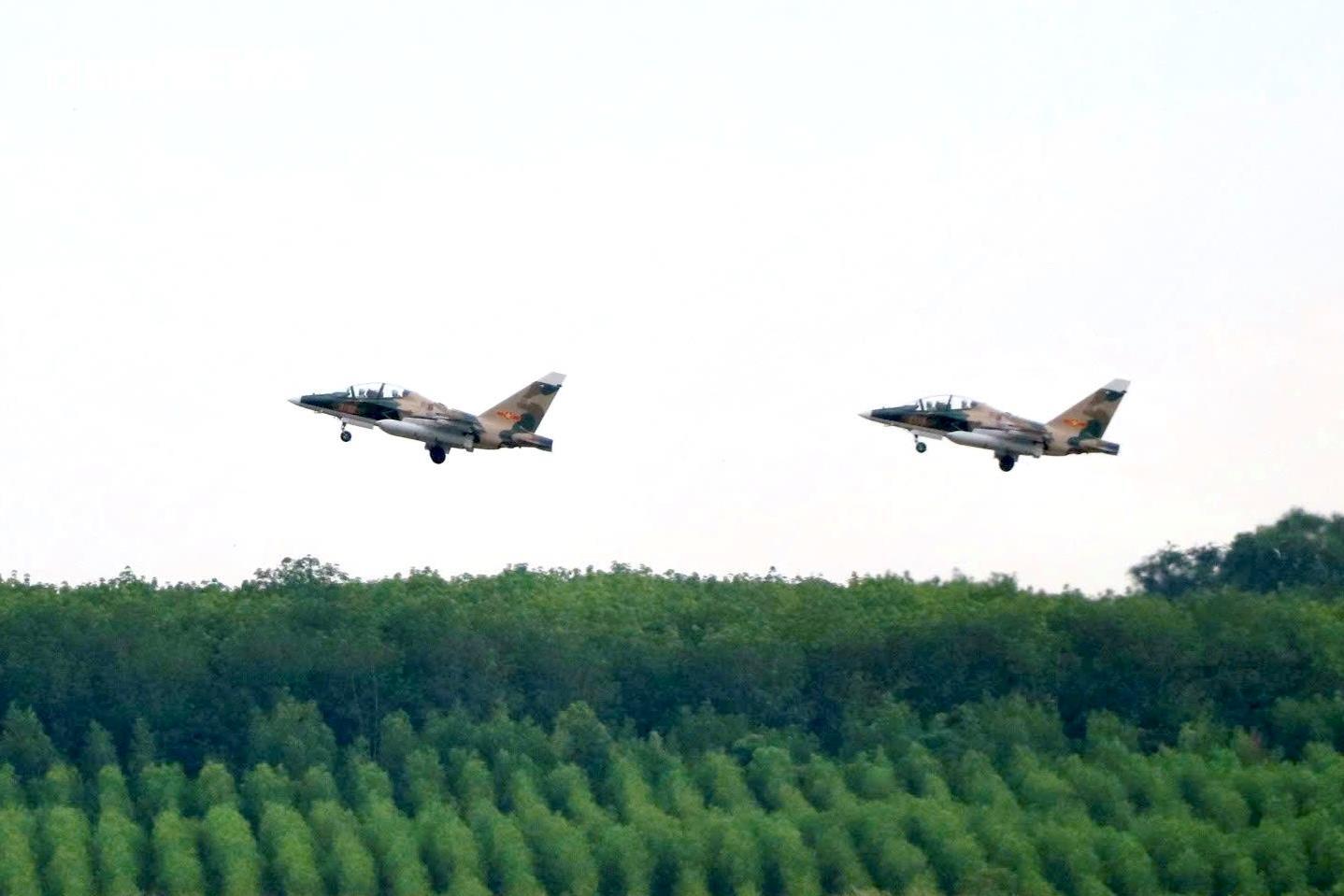 Su-30MK2, Yak-130 rời sân bay Biên Hòa sau nhiệm vụ đặc biệt ngày 30/4- Ảnh 11. Su-30MK2, Yak-130 rời sân bay Biên Hòa sau nhiệm vụ đặc biệt ngày 30/4- Ảnh 11.