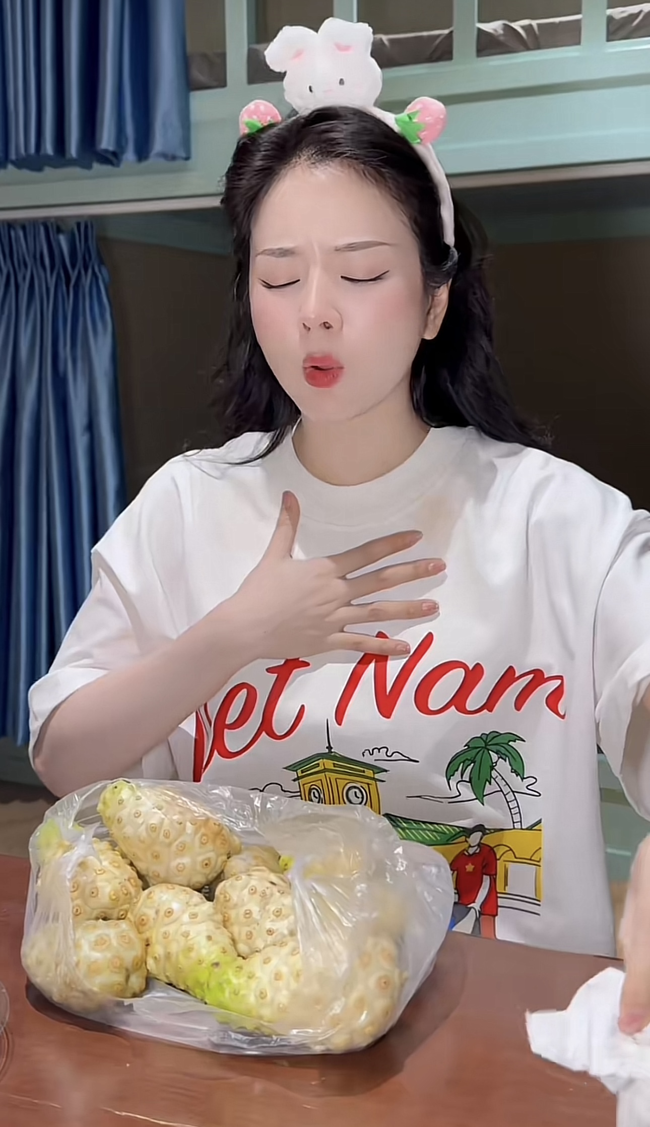 2,5 triệu người thích thú xem DJ Mie mukbang loại quả nặng mùi nhất Việt Nam- Ảnh 1. 2,5 triệu người thích thú xem DJ Mie mukbang loại quả nặng mùi nhất Việt Nam- Ảnh 1.