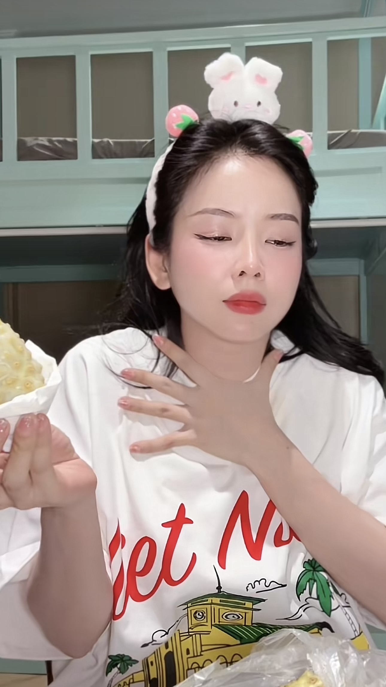 2,5 triệu người thích thú xem DJ Mie mukbang loại quả nặng mùi nhất Việt Nam- Ảnh 3. 2,5 triệu người thích thú xem DJ Mie mukbang loại quả nặng mùi nhất Việt Nam- Ảnh 3.