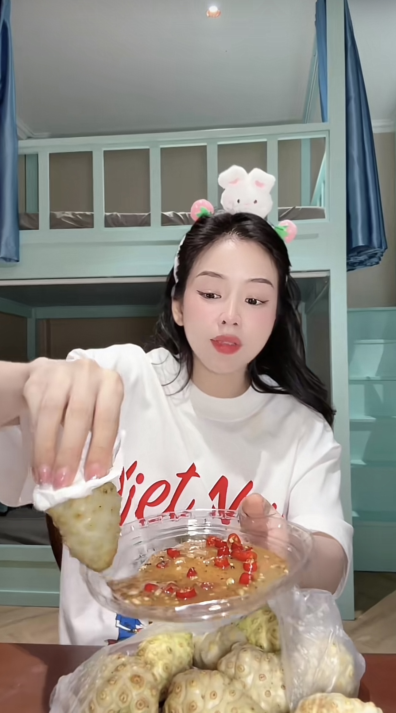 2,5 triệu người thích thú xem DJ Mie mukbang loại quả nặng mùi nhất Việt Nam- Ảnh 4. 2,5 triệu người thích thú xem DJ Mie mukbang loại quả nặng mùi nhất Việt Nam- Ảnh 4.