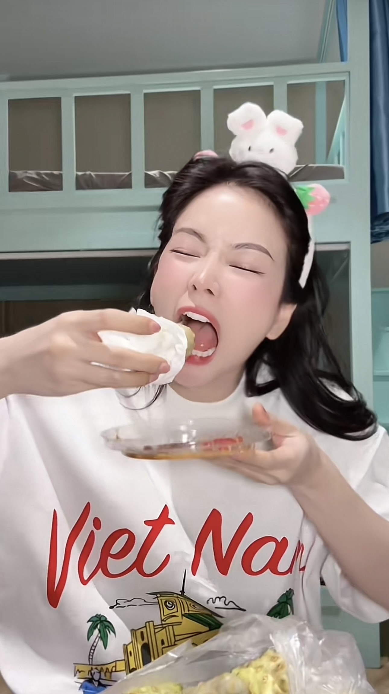 2,5 triệu người thích thú xem DJ Mie mukbang loại quả nặng mùi nhất Việt Nam- Ảnh 6. 2,5 triệu người thích thú xem DJ Mie mukbang loại quả nặng mùi nhất Việt Nam- Ảnh 6.