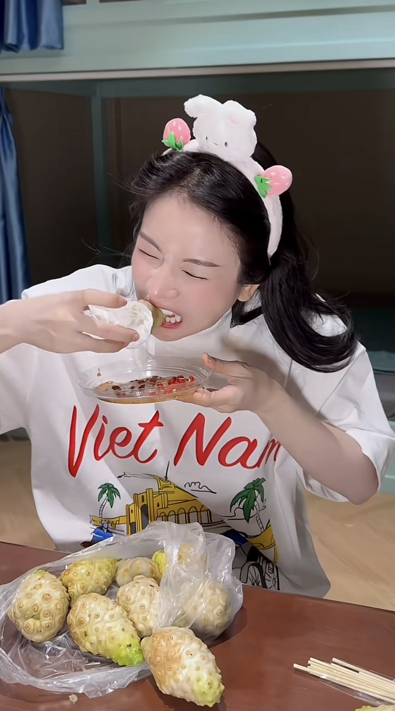 2,5 triệu người thích thú xem DJ Mie mukbang loại quả nặng mùi nhất Việt Nam- Ảnh 5. 2,5 triệu người thích thú xem DJ Mie mukbang loại quả nặng mùi nhất Việt Nam- Ảnh 5.
