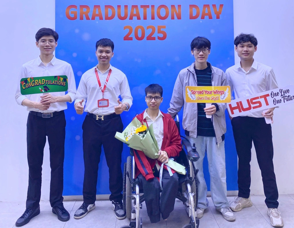 Nam sinh 10 năm được bạn cõng đi học tốt nghiệp ĐH Bách Khoa loại Giỏi: "Hiếu sẽ cùng bố mẹ mình có mặt ở lễ trao bằng"- Ảnh 7. Nam sinh 10 năm được bạn cõng đi học tốt nghiệp ĐH Bách Khoa loại Giỏi: "Hiếu sẽ cùng bố mẹ mình có mặt ở lễ trao bằng"- Ảnh 7.