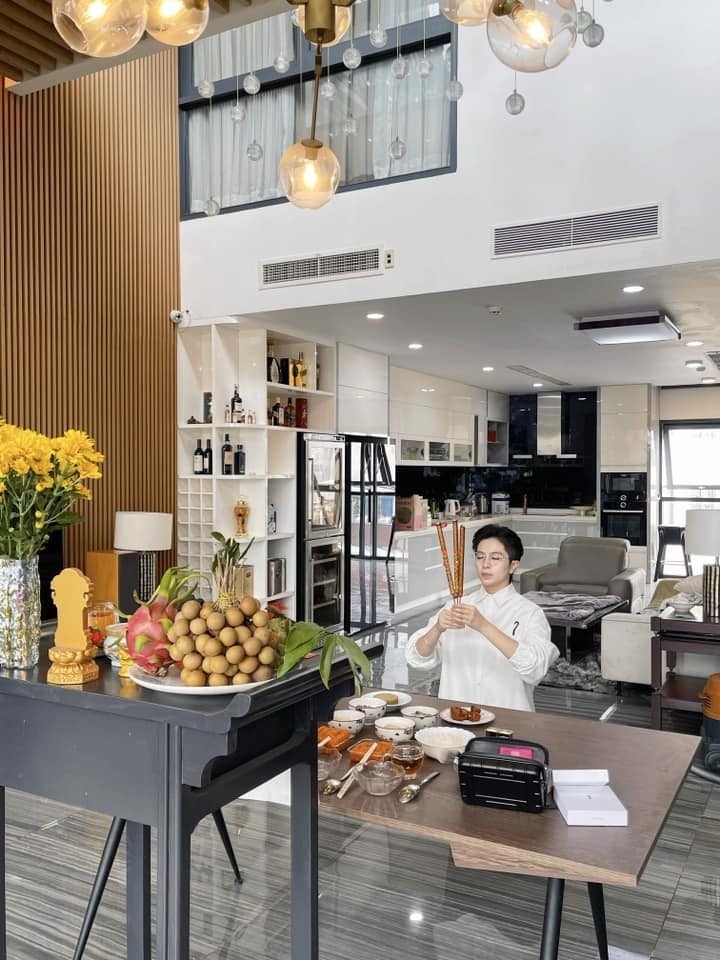 Cú lia camera 20 giây đủ để Gil Lê flex căn hộ sang chảnh, view 