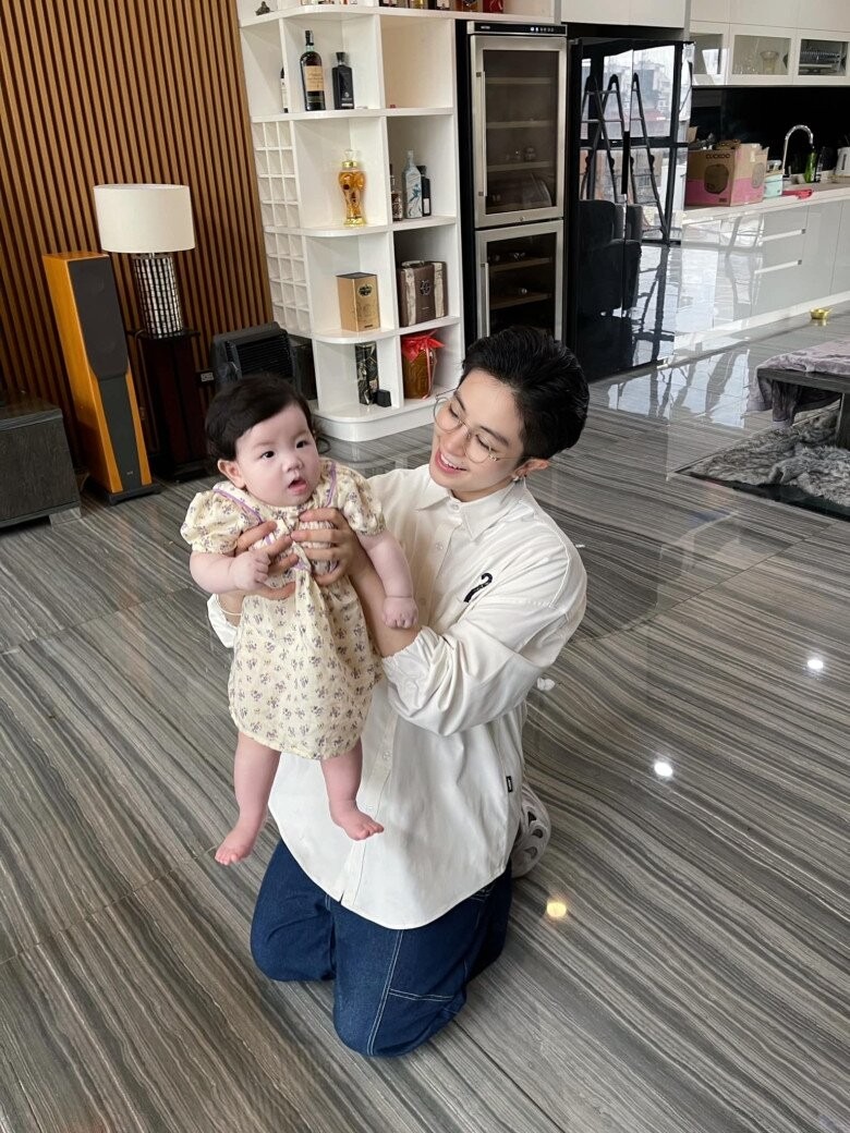 Cú lia camera 20 giây đủ để Gil Lê flex căn hộ sang chảnh, view 