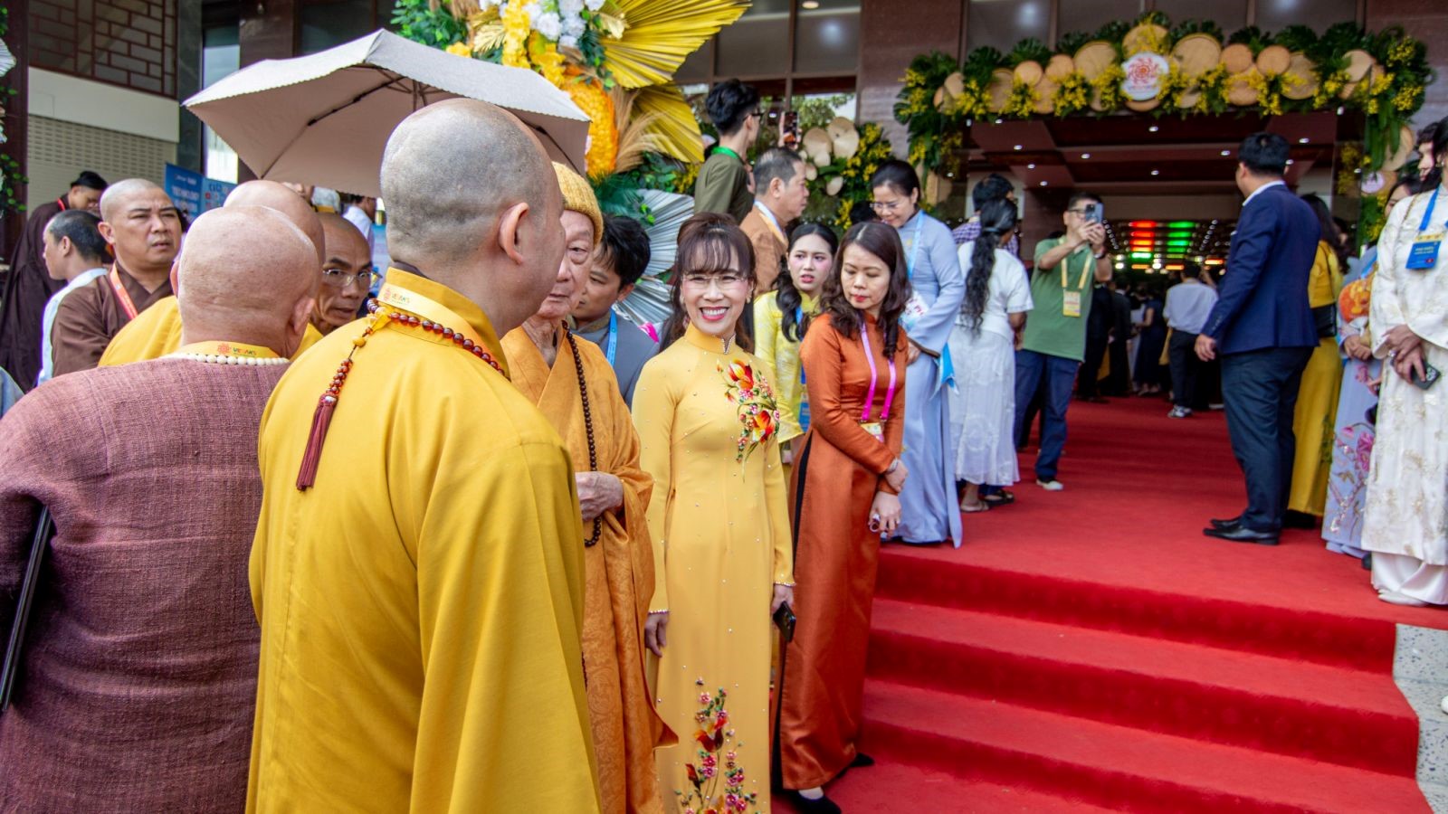 Tỷ phú Nguyễn Thị Phương Thảo dự Đại lễ Vesak 2025: Kết nối tinh thần Phật giáo với triết lý kinh doanh lương thiện vì cộng đồng- Ảnh 3. Tỷ phú Nguyễn Thị Phương Thảo dự Đại lễ Vesak 2025: Kết nối tinh thần Phật giáo với triết lý kinh doanh lương thiện vì cộng đồng- Ảnh 3.