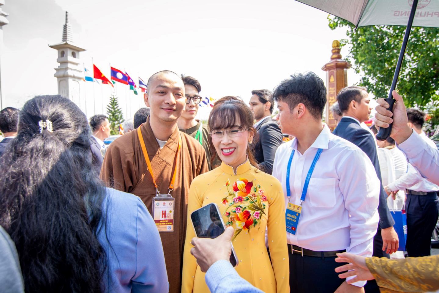 Tỷ phú Nguyễn Thị Phương Thảo dự Đại lễ Vesak 2025: Kết nối tinh thần Phật giáo với triết lý kinh doanh lương thiện vì cộng đồng- Ảnh 6. Tỷ phú Nguyễn Thị Phương Thảo dự Đại lễ Vesak 2025: Kết nối tinh thần Phật giáo với triết lý kinh doanh lương thiện vì cộng đồng- Ảnh 6.