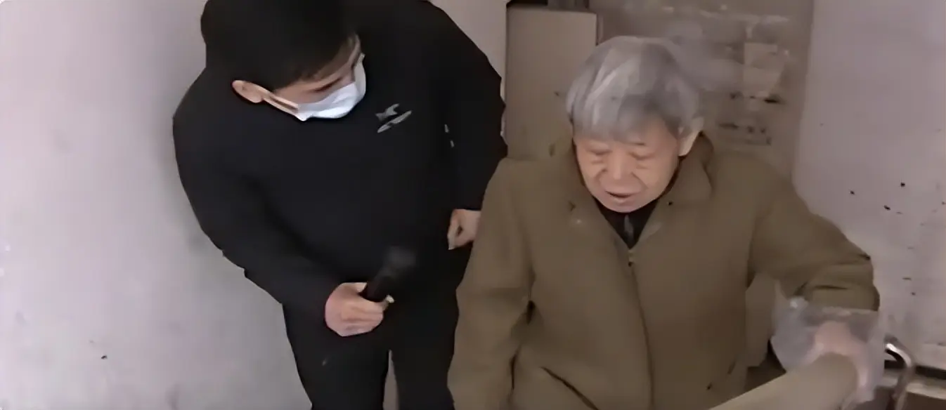 Người phụ nữ “cấm” người khác sử dụng thang máy, phải leo bộ nhiều năm, hàng xóm tới tận cửa tranh cãi: “Cô có quyền gì mà làm vậy?”- Ảnh 1. Người phụ nữ “cấm” người khác sử dụng thang máy, phải leo bộ nhiều năm, hàng xóm tới tận cửa tranh cãi: “Cô có quyền gì mà làm vậy?”- Ảnh 1.