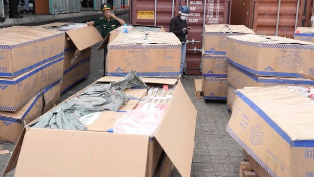 Tóm gọn 2 container thuốc lá lậu sắp xuất nước ngoài- Ảnh 2. Tóm gọn 2 container thuốc lá lậu sắp xuất nước ngoài- Ảnh 2.