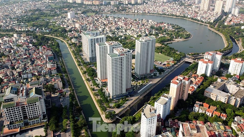 Cận cảnh khu hàng trăm căn hộ được 'đặt hàng' làm nhà tái định cư bỏ hoang giữa lúc dân 'khát' nhà ở- Ảnh 1. Cận cảnh khu hàng trăm căn hộ được 'đặt hàng' làm nhà tái định cư bỏ hoang giữa lúc dân 'khát' nhà ở- Ảnh 1.