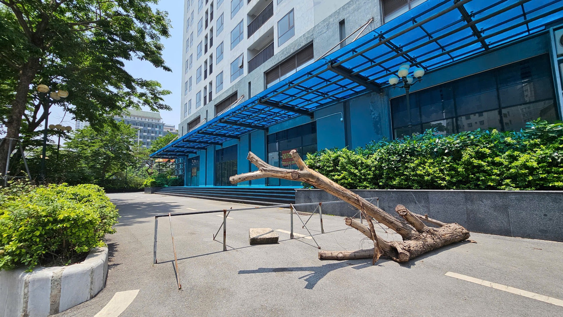 Cận cảnh khu hàng trăm căn hộ được 'đặt hàng' làm nhà tái định cư bỏ hoang giữa lúc dân 'khát' nhà ở- Ảnh 6. Cận cảnh khu hàng trăm căn hộ được 'đặt hàng' làm nhà tái định cư bỏ hoang giữa lúc dân 'khát' nhà ở- Ảnh 6.