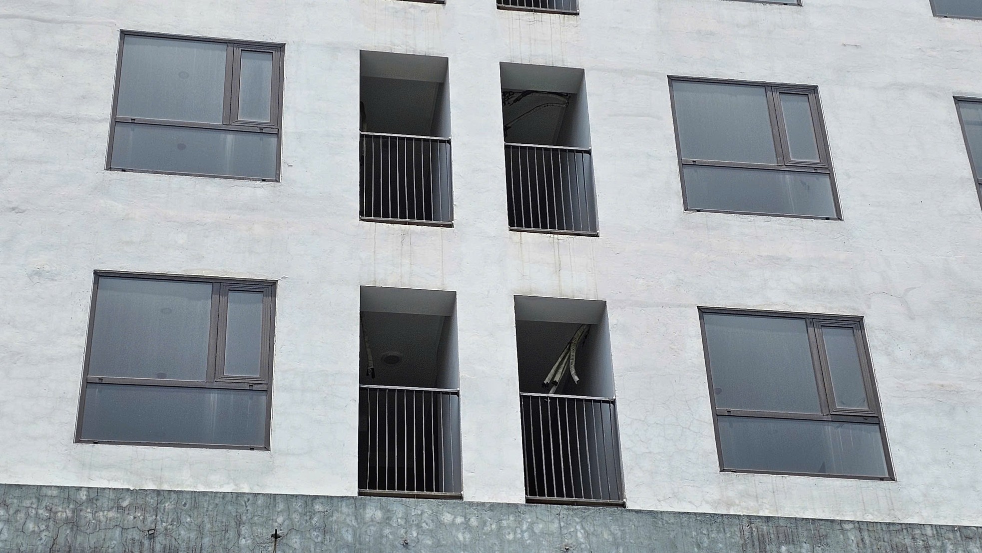 Cận cảnh khu hàng trăm căn hộ được 'đặt hàng' làm nhà tái định cư bỏ hoang giữa lúc dân 'khát' nhà ở- Ảnh 16. Cận cảnh khu hàng trăm căn hộ được 'đặt hàng' làm nhà tái định cư bỏ hoang giữa lúc dân 'khát' nhà ở- Ảnh 16.