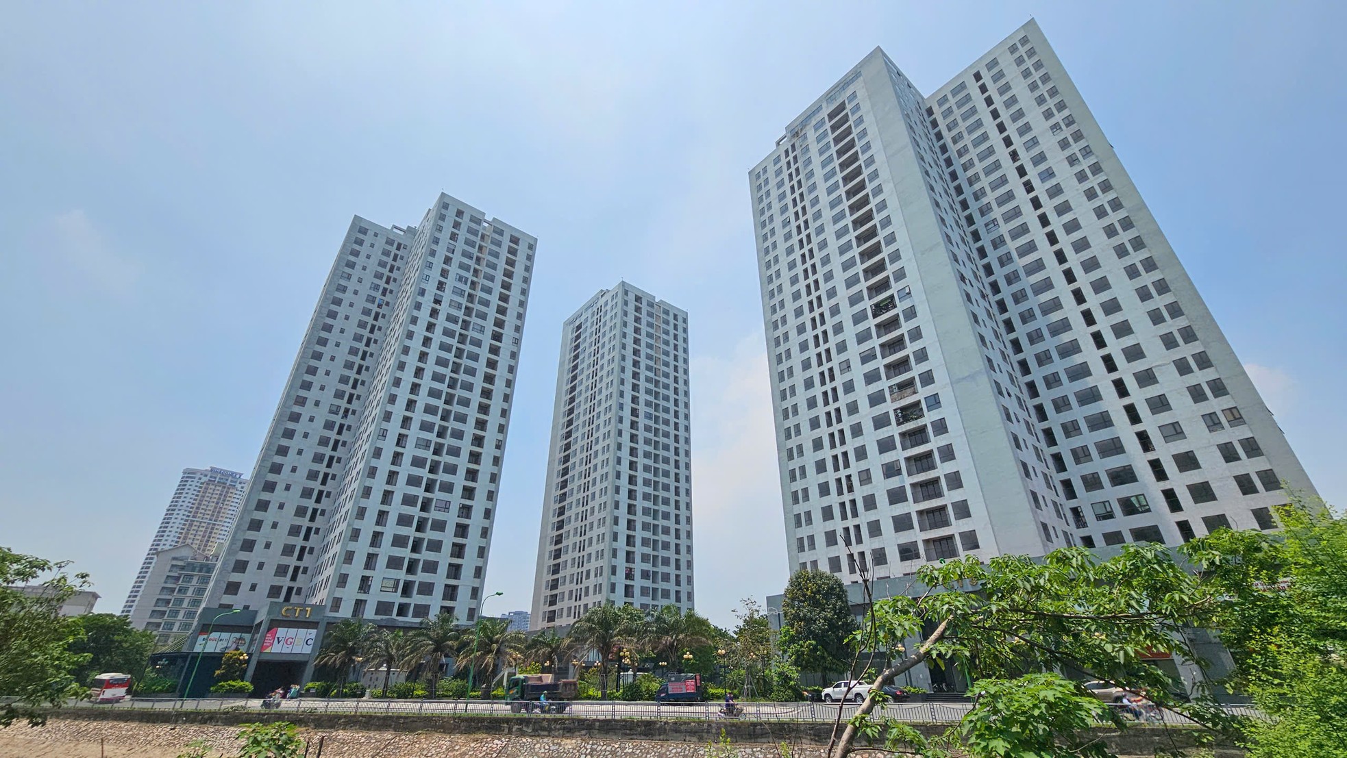 Cận cảnh khu hàng trăm căn hộ được 'đặt hàng' làm nhà tái định cư bỏ hoang giữa lúc dân 'khát' nhà ở- Ảnh 3. Cận cảnh khu hàng trăm căn hộ được 'đặt hàng' làm nhà tái định cư bỏ hoang giữa lúc dân 'khát' nhà ở- Ảnh 3.