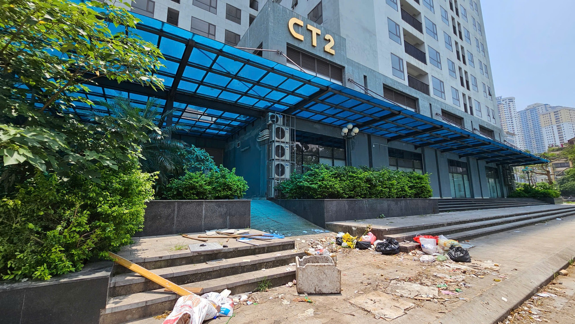 Cận cảnh khu hàng trăm căn hộ được 'đặt hàng' làm nhà tái định cư bỏ hoang giữa lúc dân 'khát' nhà ở- Ảnh 4. Cận cảnh khu hàng trăm căn hộ được 'đặt hàng' làm nhà tái định cư bỏ hoang giữa lúc dân 'khát' nhà ở- Ảnh 4.
