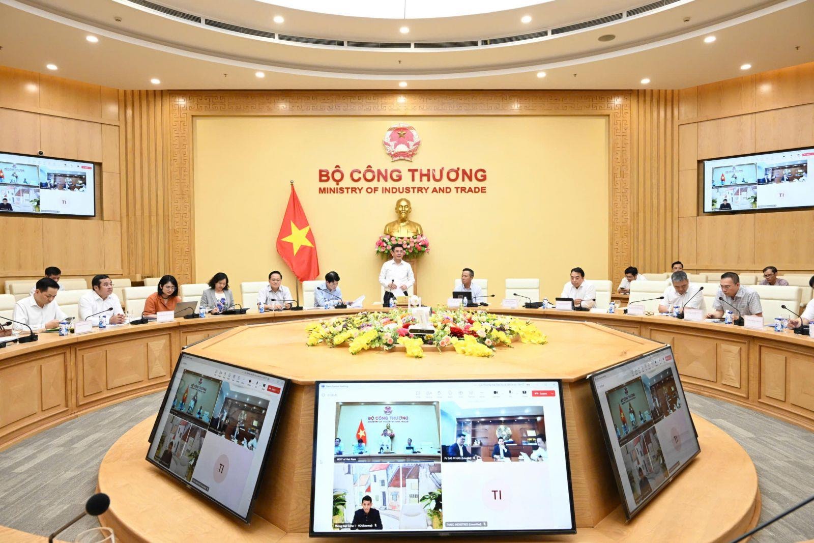 Trưởng Đoàn đàm phán Chính phủ, Bộ trưởng Công thương Nguyễn Hồng Diên họp với các tập đoàn THACO, Viettel, Vietjet... về kế hoạch mua hàng từ Hoa Kỳ- Ảnh 1. Trưởng Đoàn đàm phán Chính phủ, Bộ trưởng Công thương Nguyễn Hồng Diên họp với các tập đoàn THACO, Viettel, Vietjet... về kế hoạch mua hàng từ Hoa Kỳ- Ảnh 1.