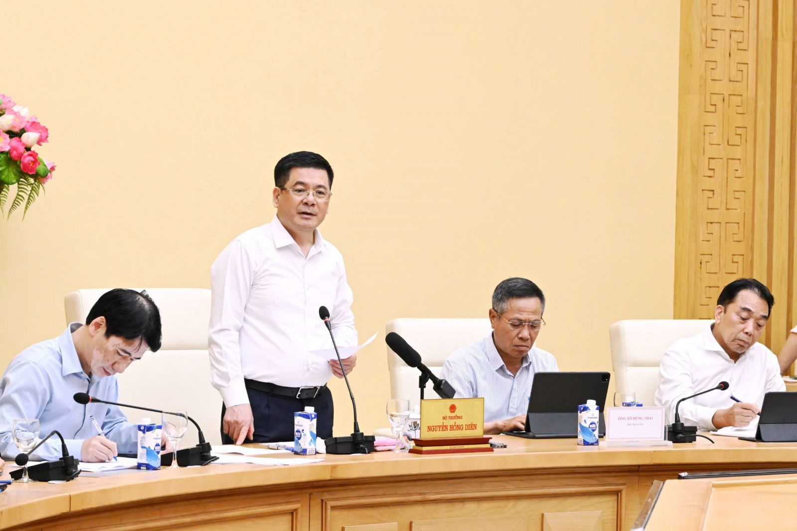 Trưởng Đoàn đàm phán Chính phủ, Bộ trưởng Công thương Nguyễn Hồng Diên họp với các tập đoàn THACO, Viettel, Vietjet... về kế hoạch mua hàng từ Hoa Kỳ- Ảnh 2. Trưởng Đoàn đàm phán Chính phủ, Bộ trưởng Công thương Nguyễn Hồng Diên họp với các tập đoàn THACO, Viettel, Vietjet... về kế hoạch mua hàng từ Hoa Kỳ- Ảnh 2.