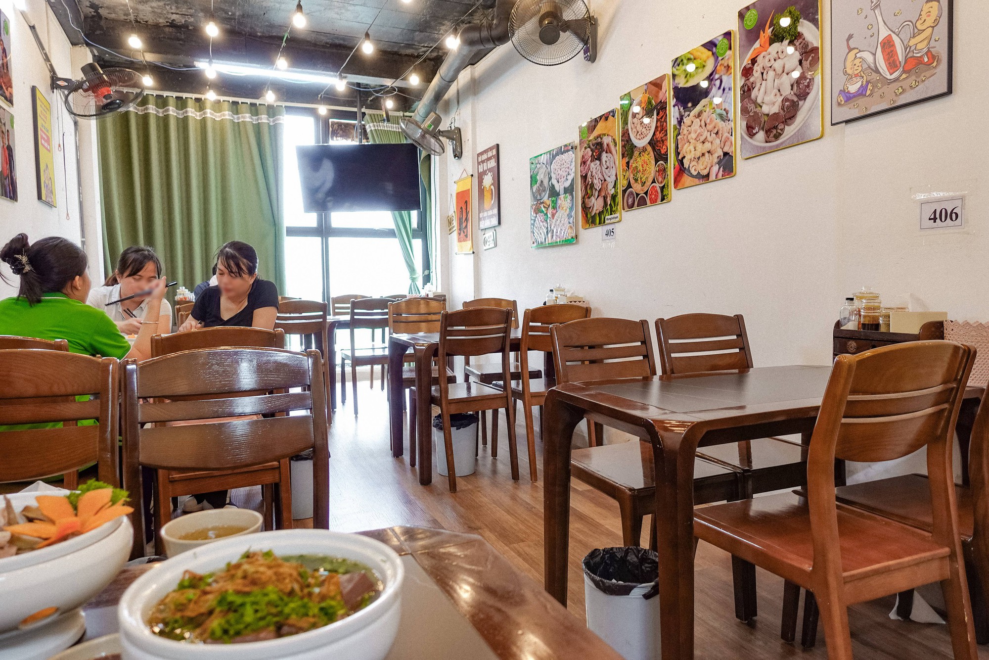 Tình trạng quán Lòng Chát ở trung tâm Hà Nội hiện tại, nhân viên lộ chi tiết bất ngờ về món lòng se điếu- Ảnh 1. Tình trạng quán Lòng Chát ở trung tâm Hà Nội hiện tại, nhân viên lộ chi tiết bất ngờ về món lòng se điếu- Ảnh 1.