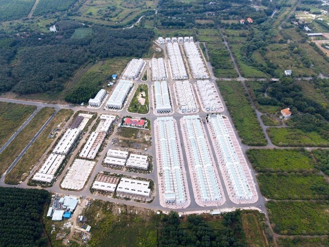 Hàng trăm người mua biệt thự 'ma' của LDG muốn nhận nhà- Ảnh 1. Hàng trăm người mua biệt thự 'ma' của LDG muốn nhận nhà- Ảnh 1.
