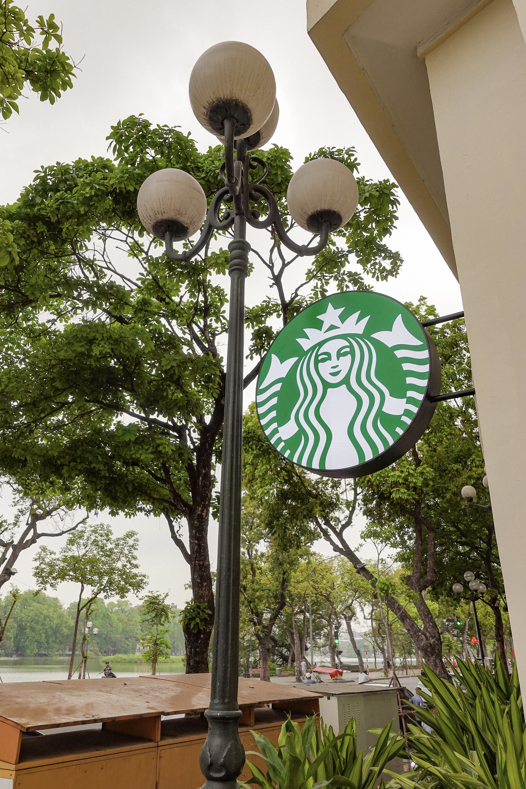 Starbucks Bưu Điện Hà Nội vừa mở đã đông kín, nhưng lại có 1 điểm trừ khiến dân tình tiếc nuối- Ảnh 12. Starbucks Bưu Điện Hà Nội vừa mở đã đông kín, nhưng lại có 1 điểm trừ khiến dân tình tiếc nuối- Ảnh 12.