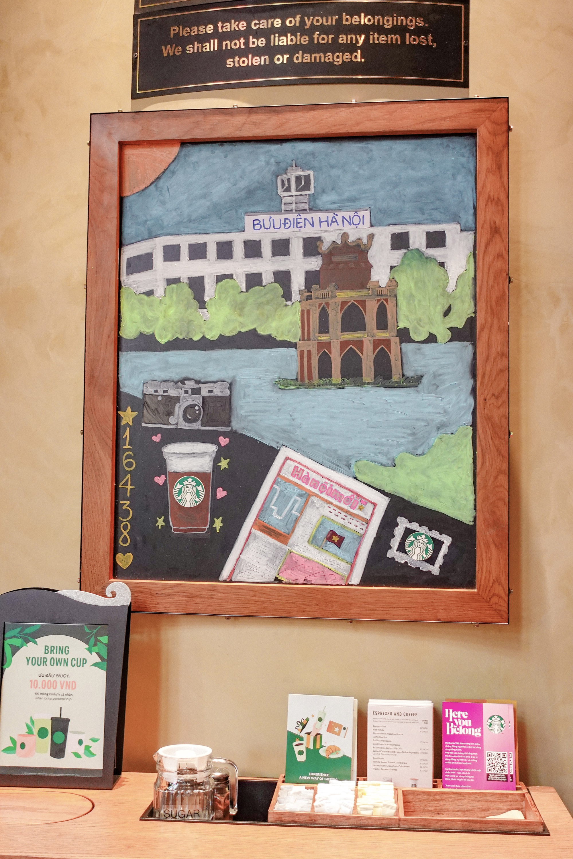 Starbucks Bưu Điện Hà Nội vừa mở đã đông kín, nhưng lại có 1 điểm trừ khiến dân tình tiếc nuối- Ảnh 13. Starbucks Bưu Điện Hà Nội vừa mở đã đông kín, nhưng lại có 1 điểm trừ khiến dân tình tiếc nuối- Ảnh 13.
