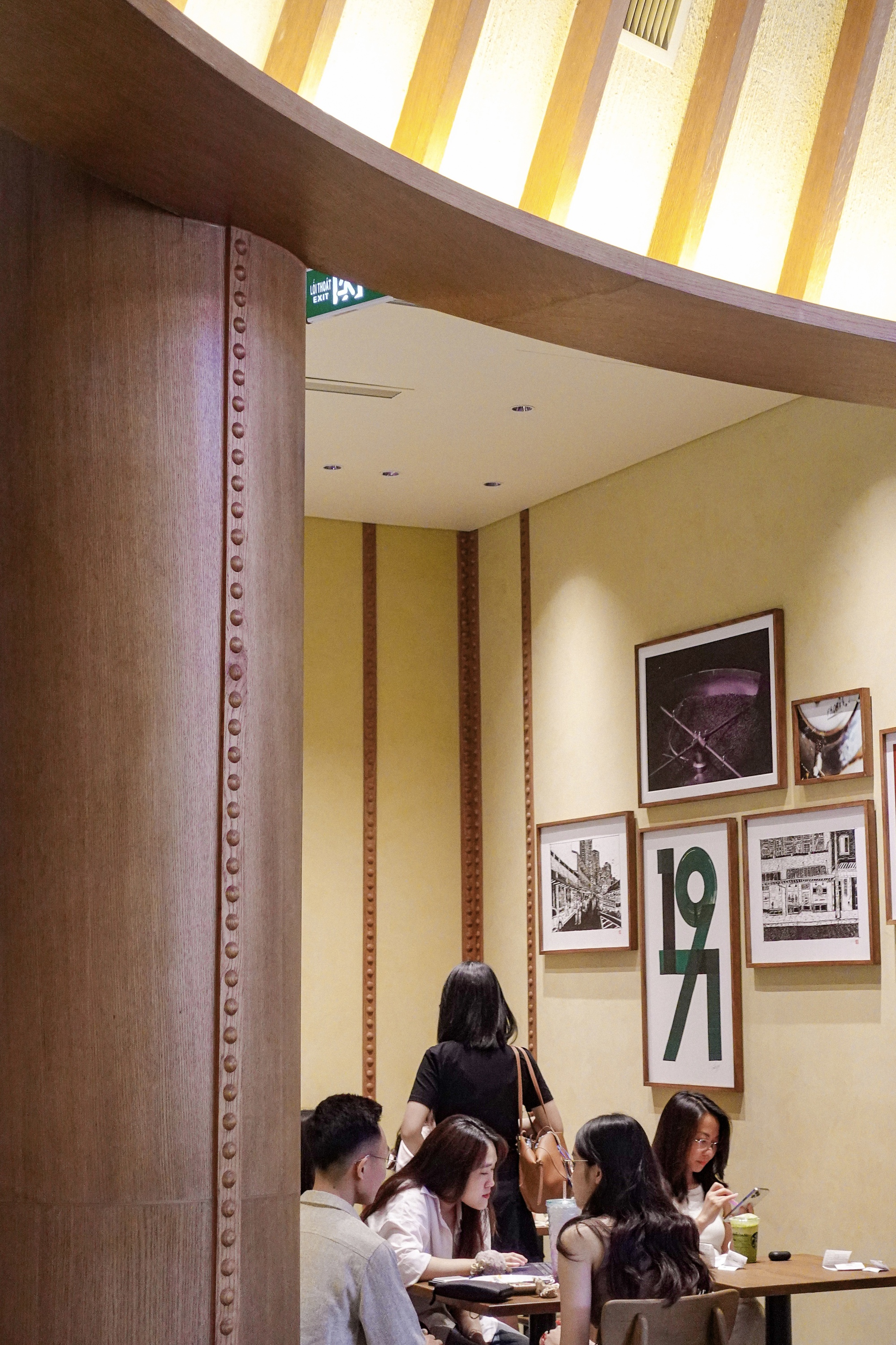 Starbucks Bưu Điện Hà Nội vừa mở đã đông kín, nhưng lại có 1 điểm trừ khiến dân tình tiếc nuối- Ảnh 14. Starbucks Bưu Điện Hà Nội vừa mở đã đông kín, nhưng lại có 1 điểm trừ khiến dân tình tiếc nuối- Ảnh 14.