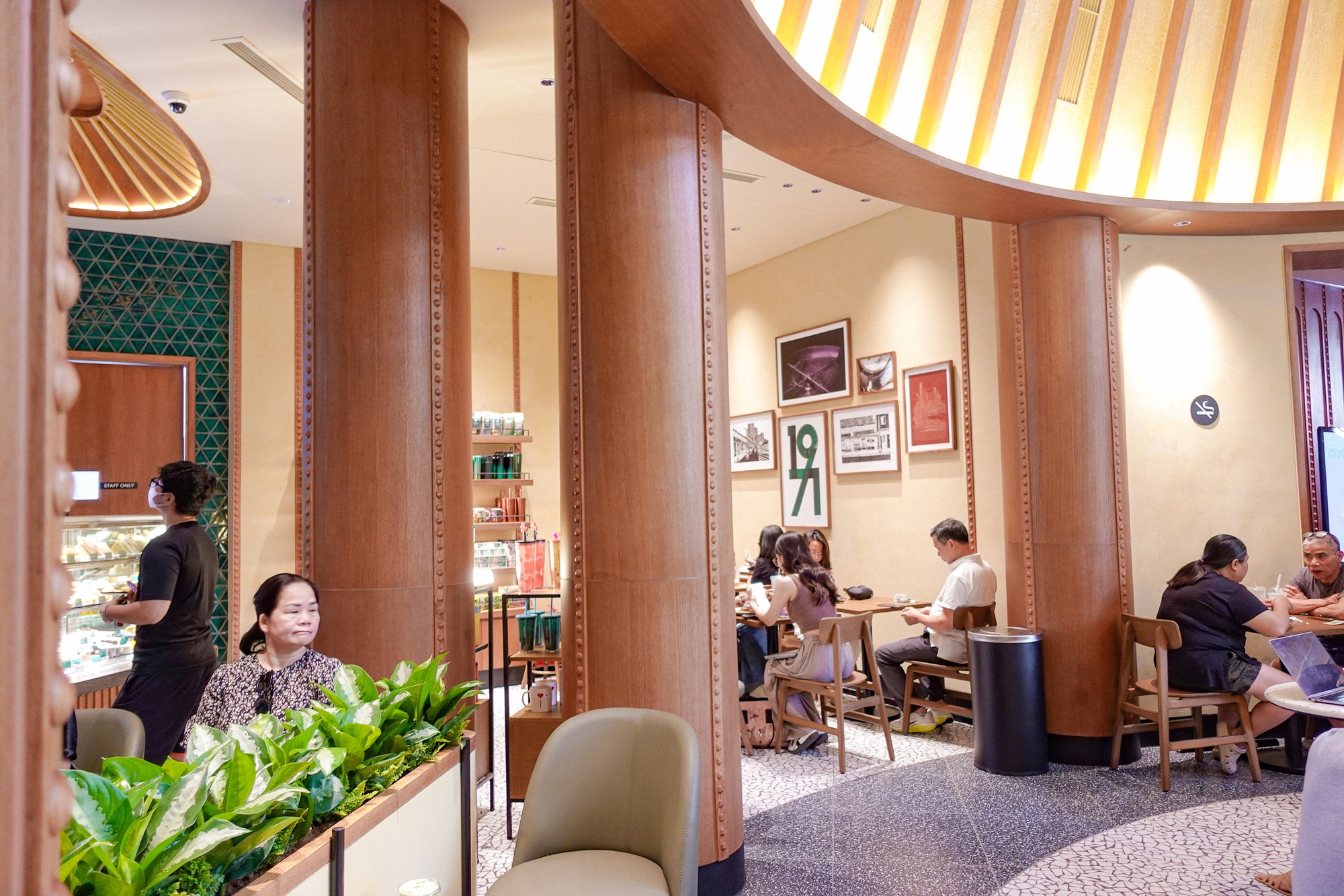 Starbucks Bưu Điện Hà Nội vừa mở đã đông kín, nhưng lại có 1 điểm trừ khiến dân tình tiếc nuối- Ảnh 15. Starbucks Bưu Điện Hà Nội vừa mở đã đông kín, nhưng lại có 1 điểm trừ khiến dân tình tiếc nuối- Ảnh 15.
