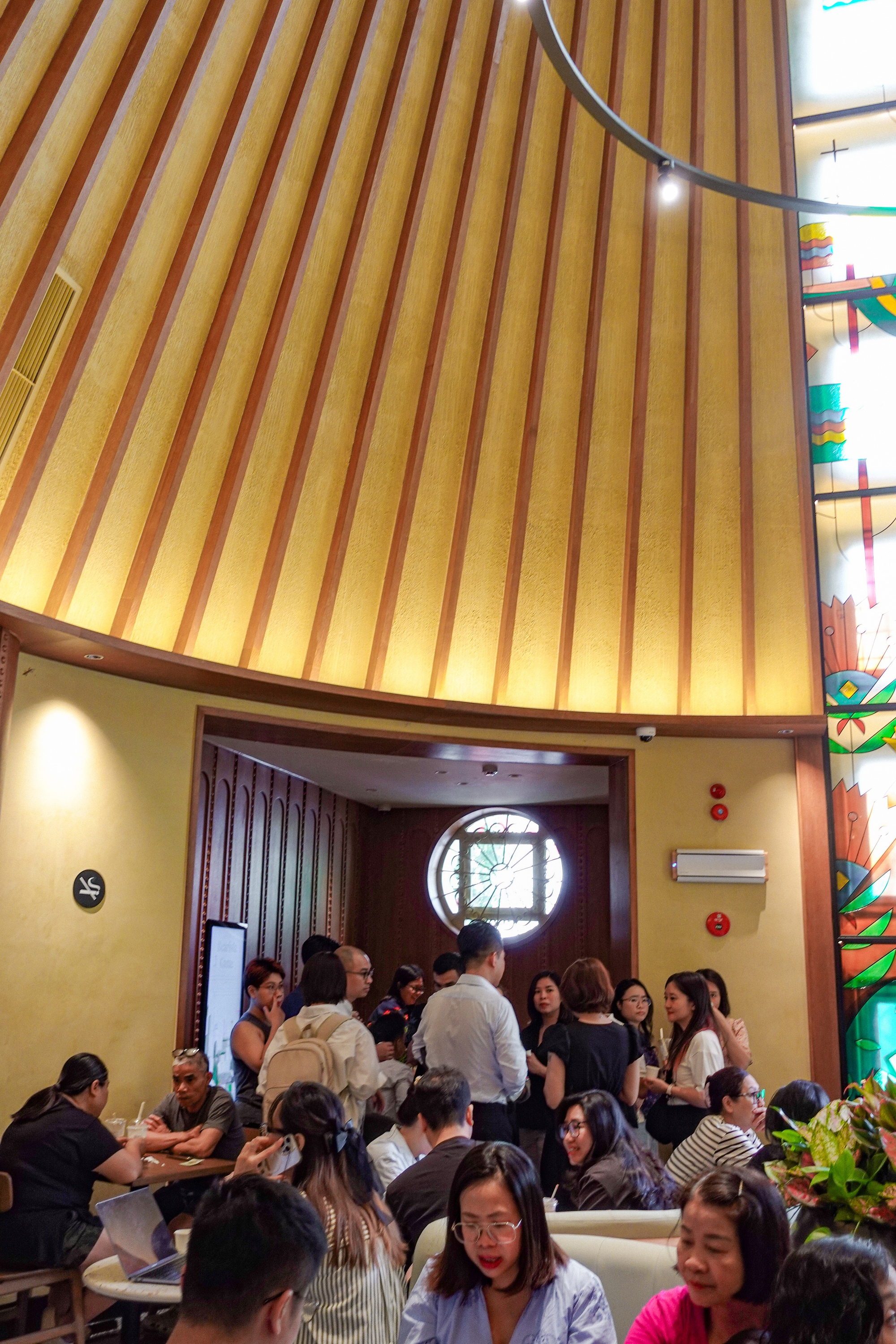 Starbucks Bưu Điện Hà Nội vừa mở đã đông kín, nhưng lại có 1 điểm trừ khiến dân tình tiếc nuối- Ảnh 16. Starbucks Bưu Điện Hà Nội vừa mở đã đông kín, nhưng lại có 1 điểm trừ khiến dân tình tiếc nuối- Ảnh 16.
