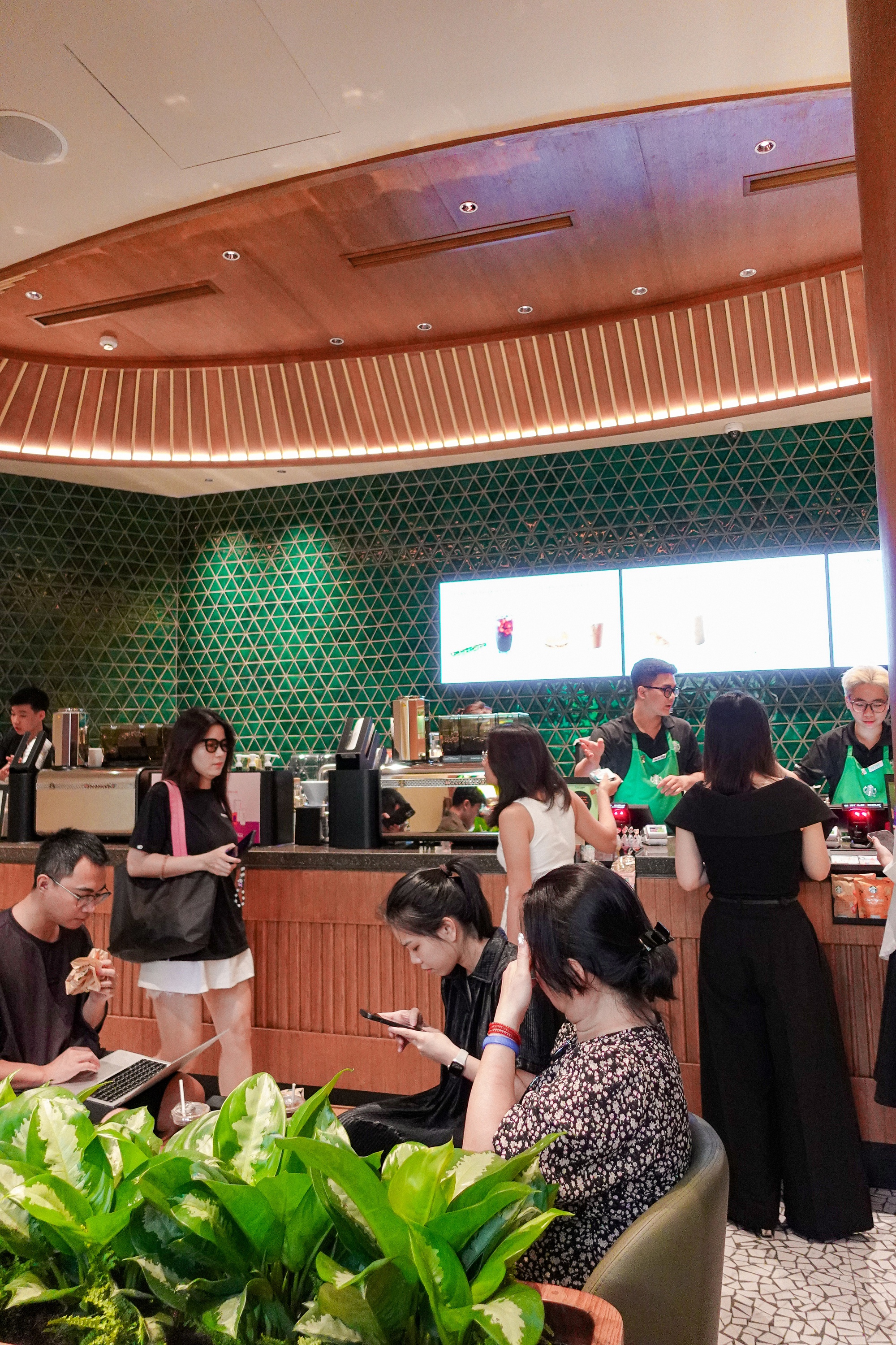 Starbucks Bưu Điện Hà Nội vừa mở đã đông kín, nhưng lại có 1 điểm trừ khiến dân tình tiếc nuối- Ảnh 17. Starbucks Bưu Điện Hà Nội vừa mở đã đông kín, nhưng lại có 1 điểm trừ khiến dân tình tiếc nuối- Ảnh 17.