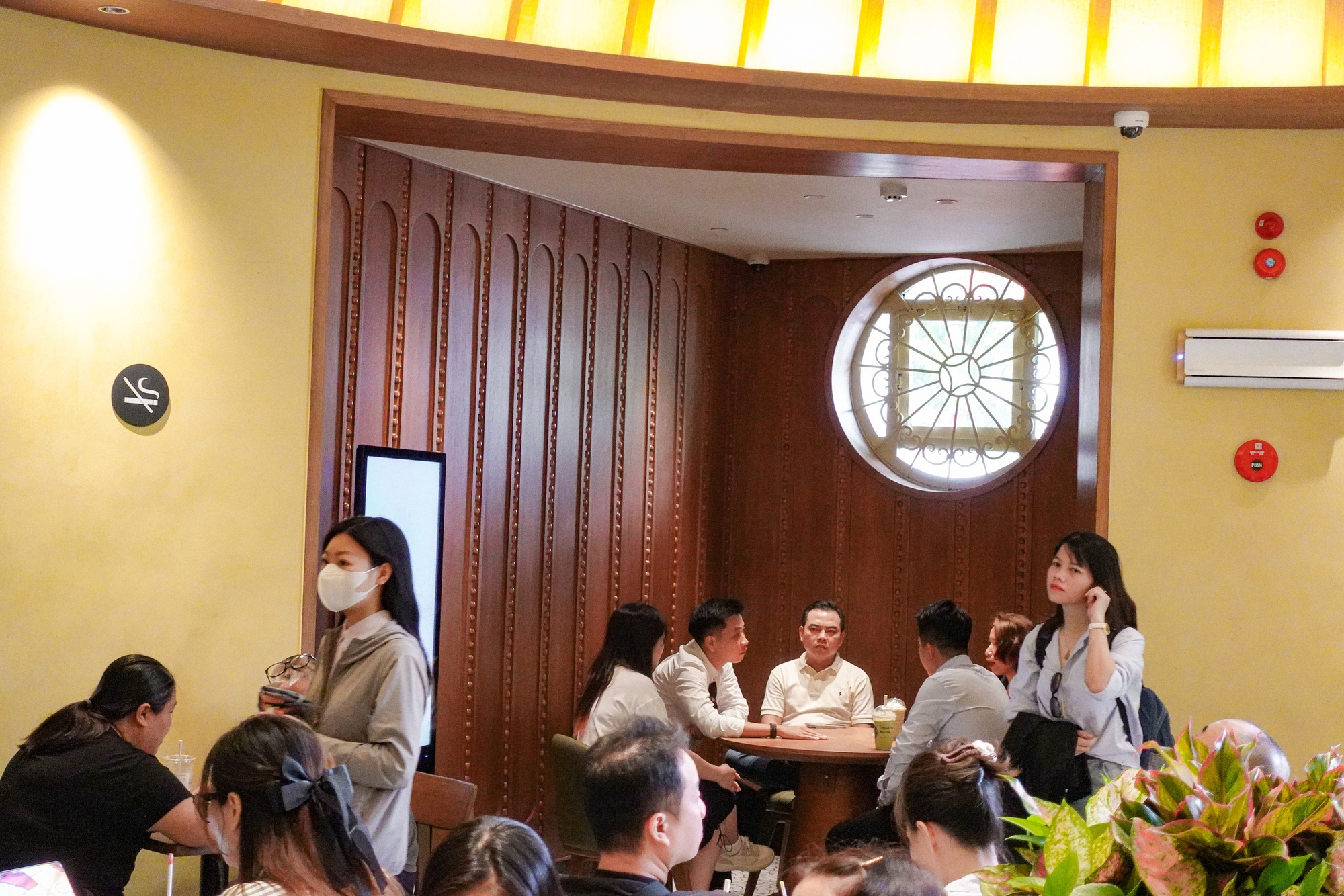 Starbucks Bưu Điện Hà Nội vừa mở đã đông kín, nhưng lại có 1 điểm trừ khiến dân tình tiếc nuối- Ảnh 18. Starbucks Bưu Điện Hà Nội vừa mở đã đông kín, nhưng lại có 1 điểm trừ khiến dân tình tiếc nuối- Ảnh 18.