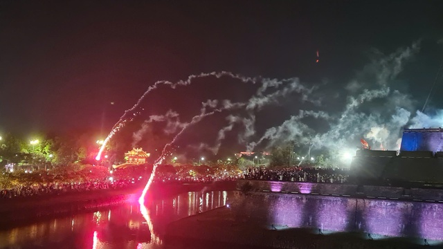 Bộ Văn hoá, Thể thao và Du lịch yêu cầu kiểm tra vụ bắn súng thần công "tai tiếng" ở Huế- Ảnh 1. Bộ Văn hoá, Thể thao và Du lịch yêu cầu kiểm tra vụ bắn súng thần công "tai tiếng" ở Huế- Ảnh 1.