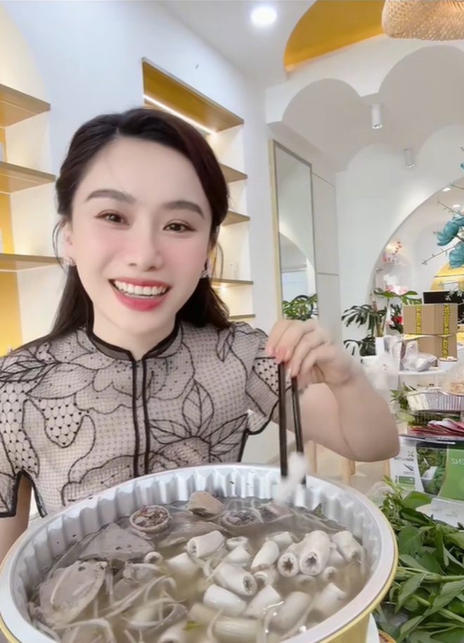 Clip MC Anh Thơ ăn lòng se điếu và sốc vì một chi tiết bên trong lớp lòng: “Tưởng ăn lốp xe”- Ảnh 1. Clip MC Anh Thơ ăn lòng se điếu và sốc vì một chi tiết bên trong lớp lòng: “Tưởng ăn lốp xe”- Ảnh 1.