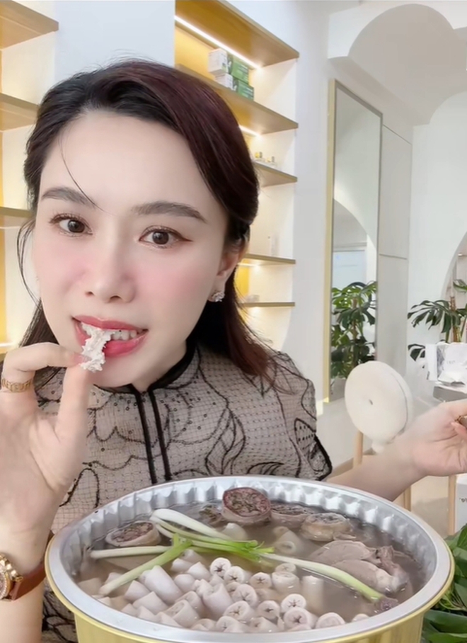 Clip MC Anh Thơ ăn lòng se điếu và sốc vì một chi tiết bên trong lớp lòng: “Tưởng ăn lốp xe”- Ảnh 2. Clip MC Anh Thơ ăn lòng se điếu và sốc vì một chi tiết bên trong lớp lòng: “Tưởng ăn lốp xe”- Ảnh 2.