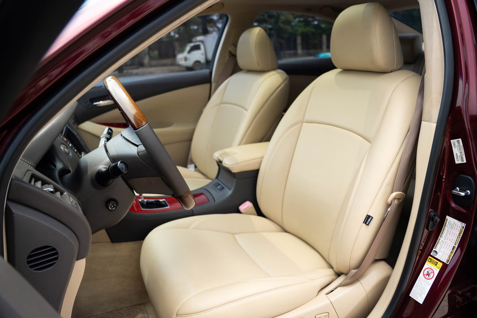 Lexus ES gần 20 năm tuổi vẫn có giá hơn 400 triệu: Chạy 140.000km, nội thất còn đẹp, ngoại thất nhuốm màu thời gian- Ảnh 12. Lexus ES gần 20 năm tuổi vẫn có giá hơn 400 triệu: Chạy 140.000km, nội thất còn đẹp, ngoại thất nhuốm màu thời gian- Ảnh 12.
