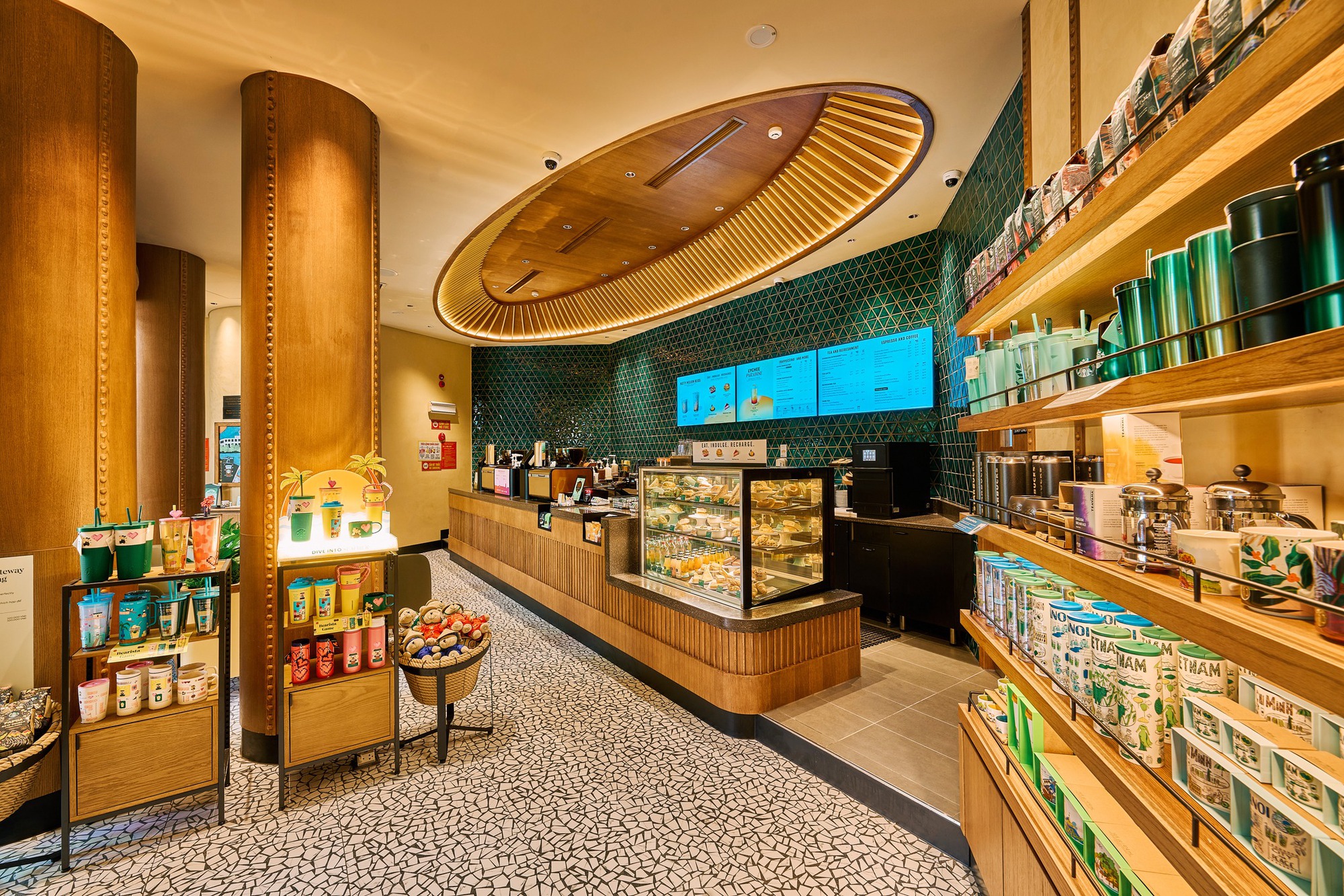 Cửa hàng Starbucks siêu đặc biệt tại Hà Nội: Trần nhà mô phỏng nón lá, đường cong Hồ Gươm uyển chuyển- Ảnh 3.
