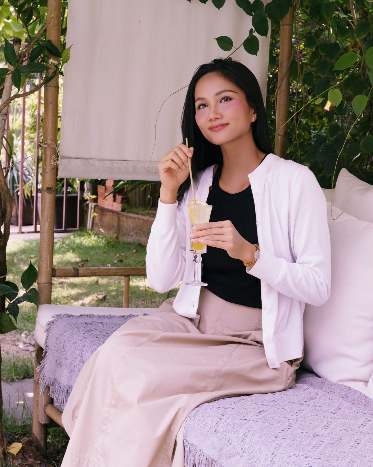 H'Hen Niê đăng ảnh khoe eo sau nửa năm giấu nhẹm, dân tình lại nhớ tới body huyền thoại thời Miss Universe- Ảnh 11. H'Hen Niê đăng ảnh khoe eo sau nửa năm giấu nhẹm, dân tình lại nhớ tới body huyền thoại thời Miss Universe- Ảnh 11.