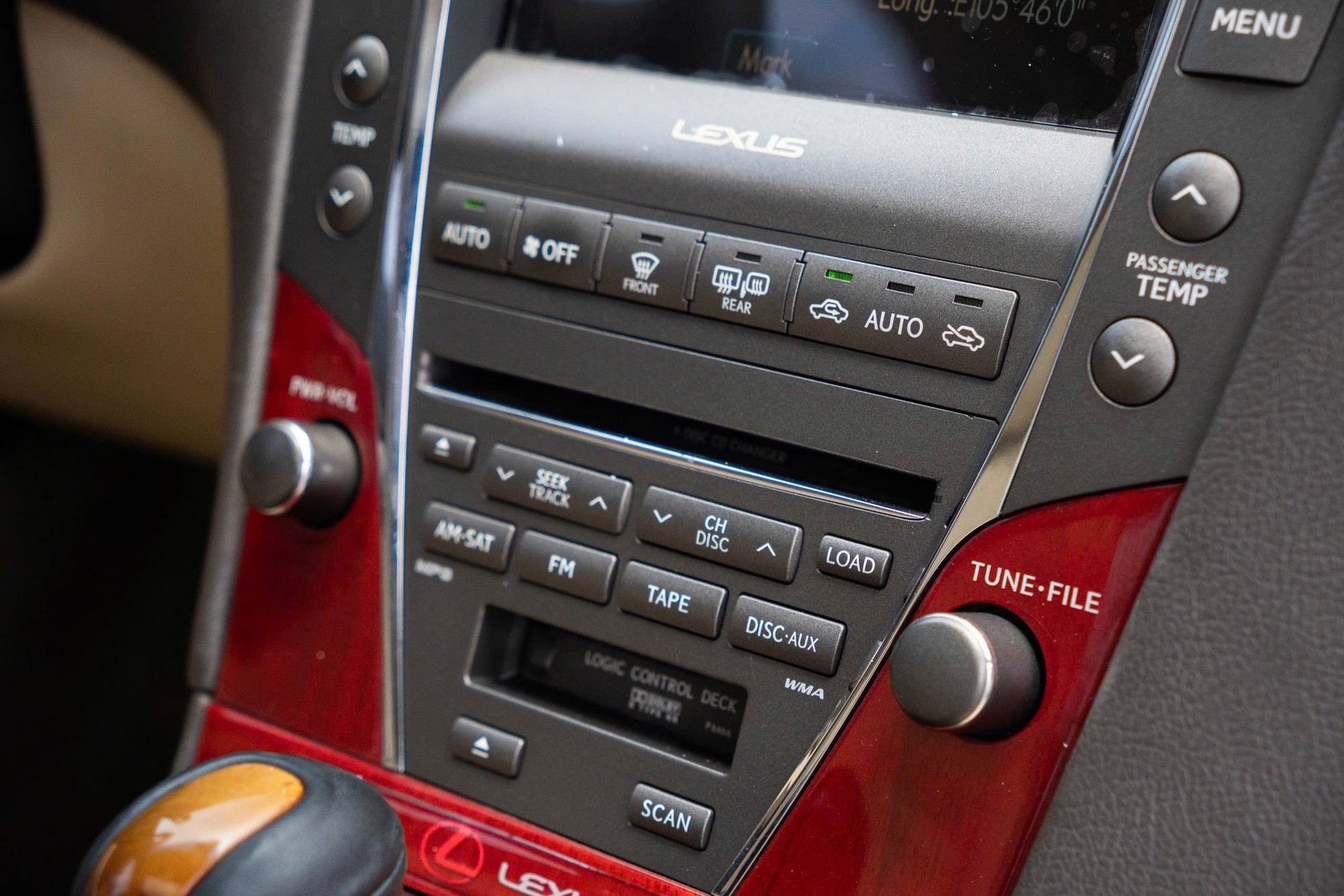 Lexus ES gần 20 năm tuổi vẫn có giá hơn 400 triệu: Chạy 140.000km, nội thất còn đẹp, ngoại thất nhuốm màu thời gian- Ảnh 9. Lexus ES gần 20 năm tuổi vẫn có giá hơn 400 triệu: Chạy 140.000km, nội thất còn đẹp, ngoại thất nhuốm màu thời gian- Ảnh 9.