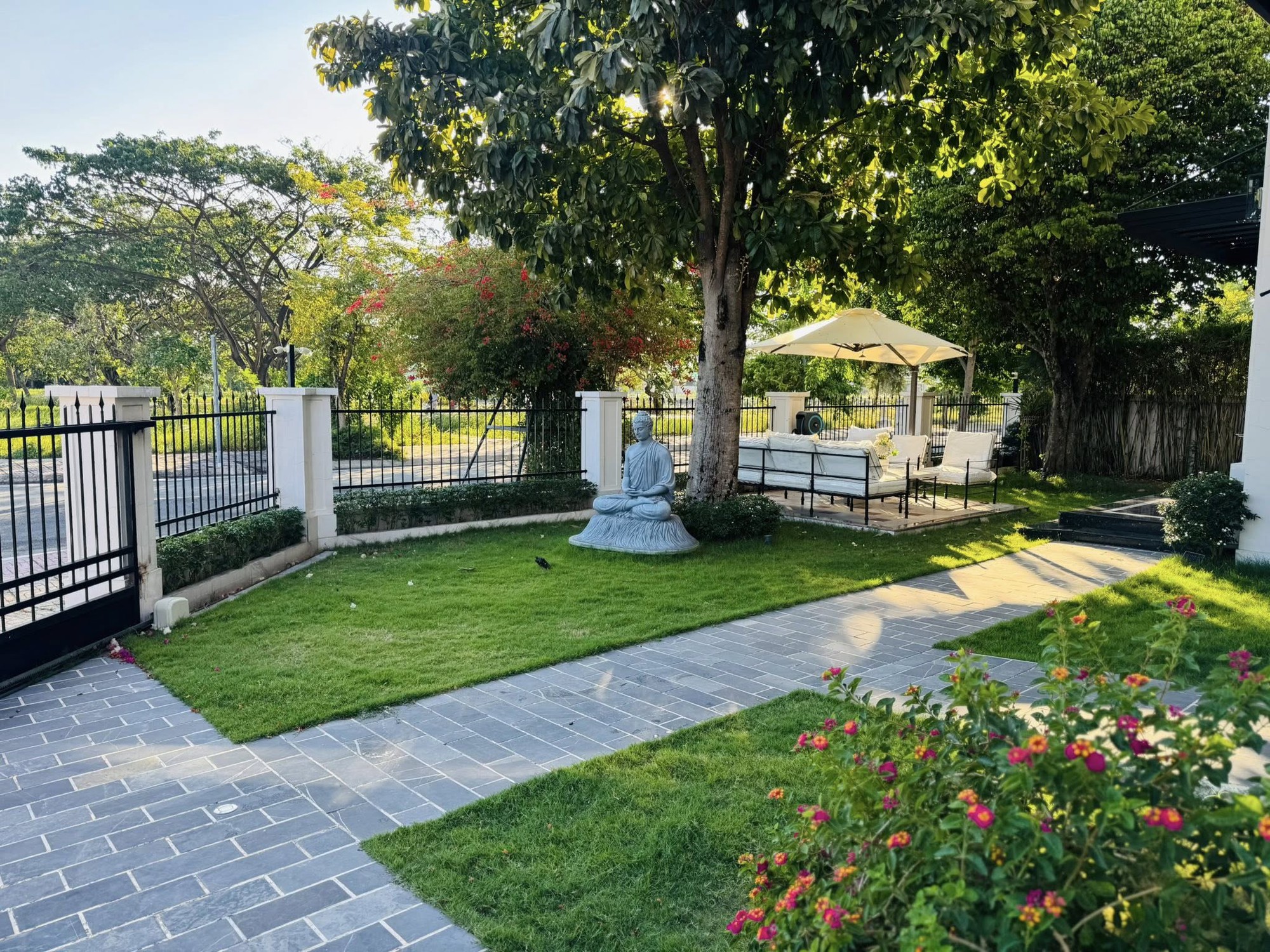 Nam nghệ sĩ sở hữu biệt thự mặt tiền 40 tỷ ở Nhà Bè, nhiều cửa hàng trải khắp cả nước, U40 vẫn lẻ bóng- Ảnh 6. Nam nghệ sĩ sở hữu biệt thự mặt tiền 40 tỷ ở Nhà Bè, nhiều cửa hàng trải khắp cả nước, U40 vẫn lẻ bóng- Ảnh 6.