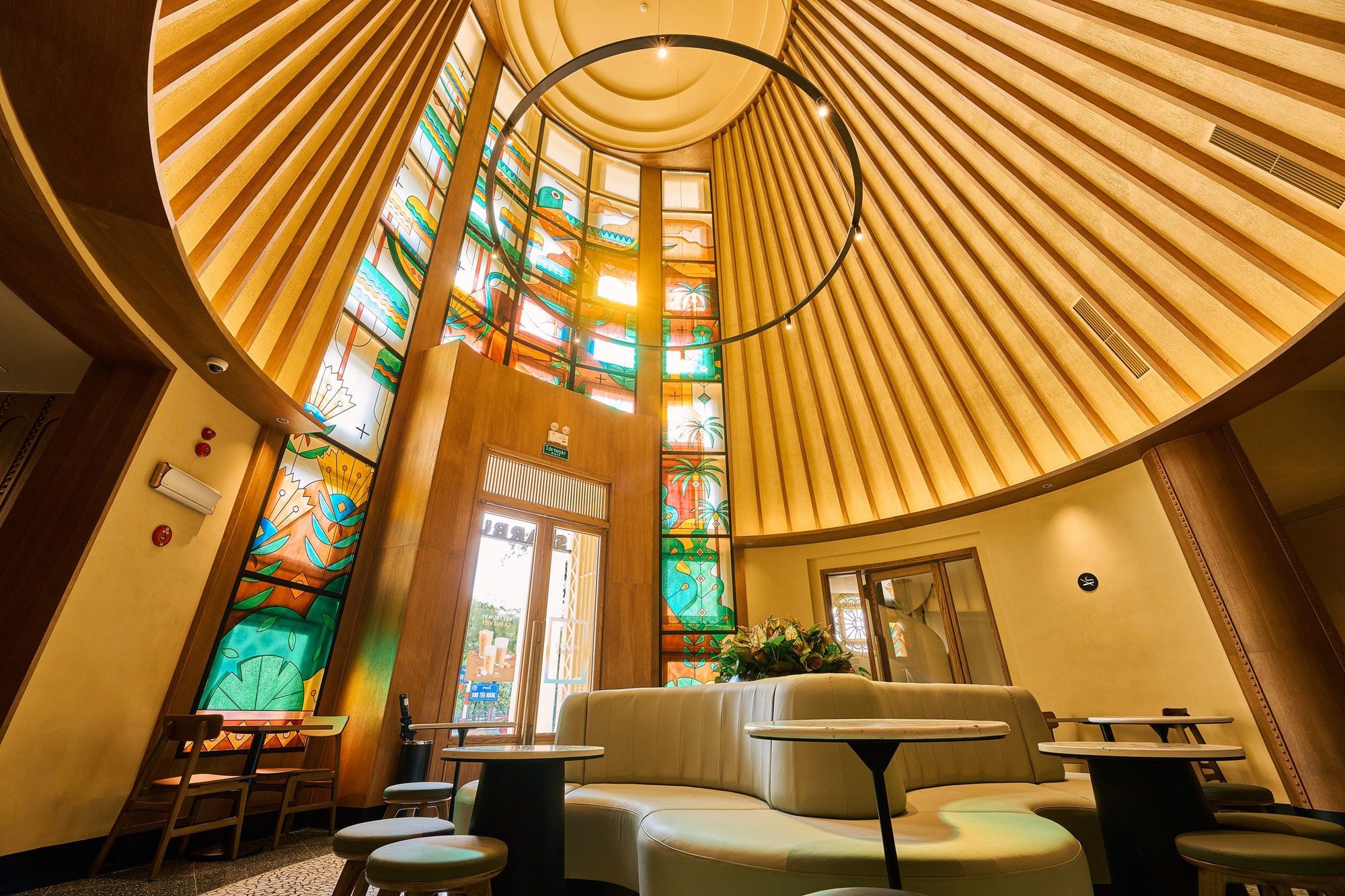 Cửa hàng Starbucks siêu đặc biệt tại Hà Nội: Trần nhà mô phỏng nón lá, đường cong Hồ Gươm uyển chuyển- Ảnh 2.