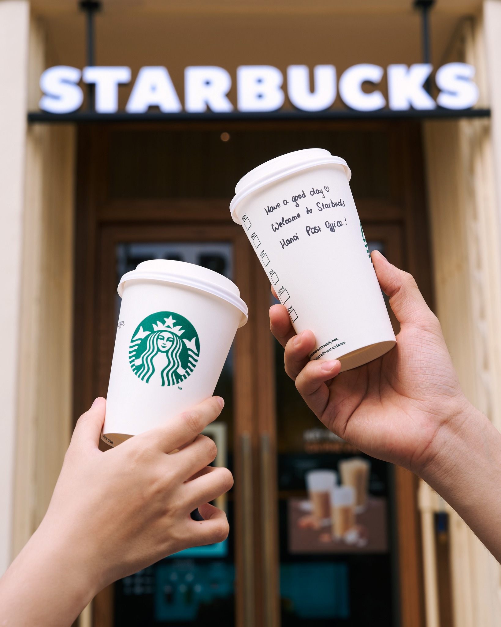 Cửa hàng Starbucks siêu đặc biệt tại Hà Nội: Trần nhà mô phỏng nón lá, đường cong Hồ Gươm uyển chuyển- Ảnh 7.