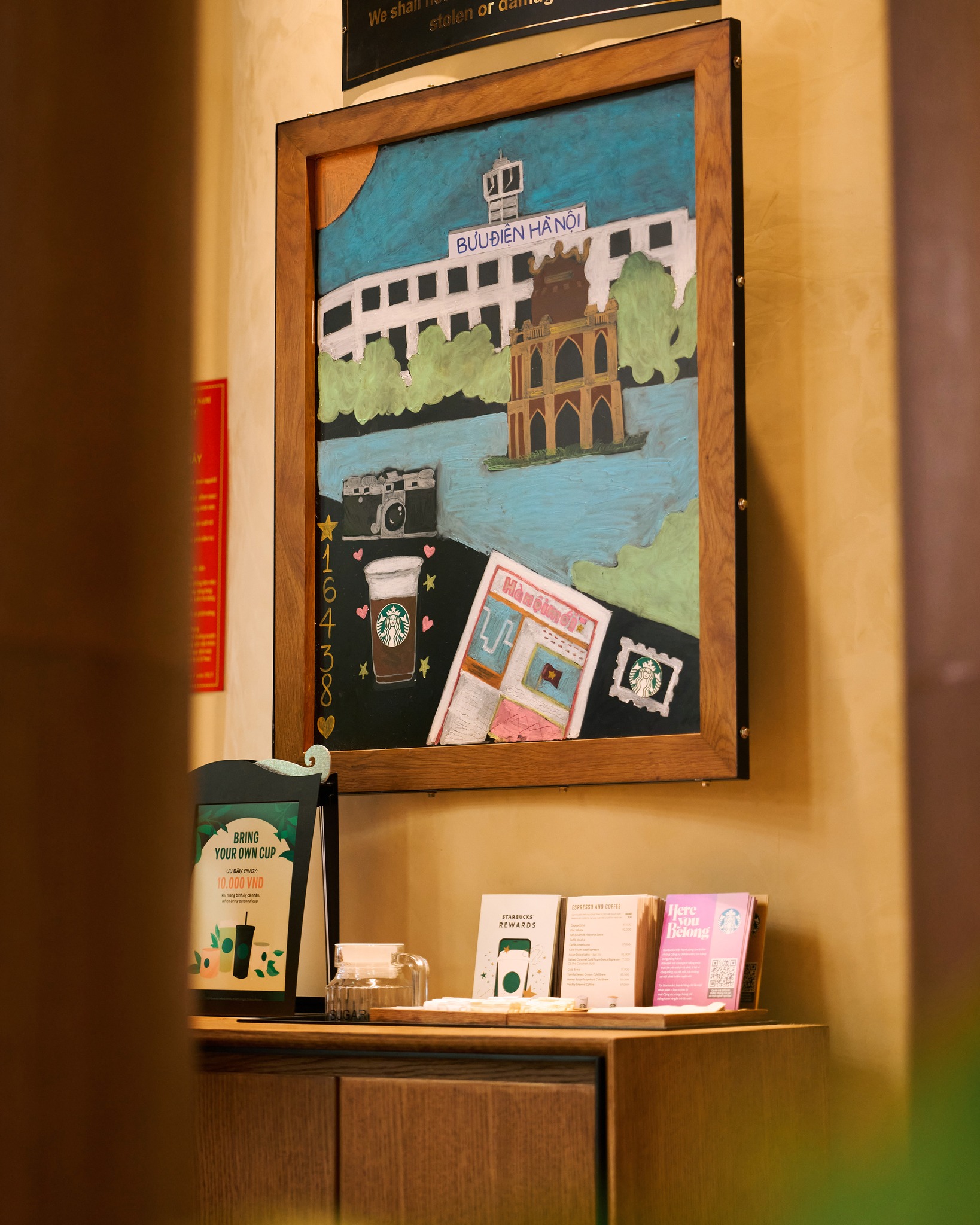 Cửa hàng Starbucks siêu đặc biệt tại Hà Nội: Trần nhà mô phỏng nón lá, đường cong Hồ Gươm uyển chuyển- Ảnh 6.