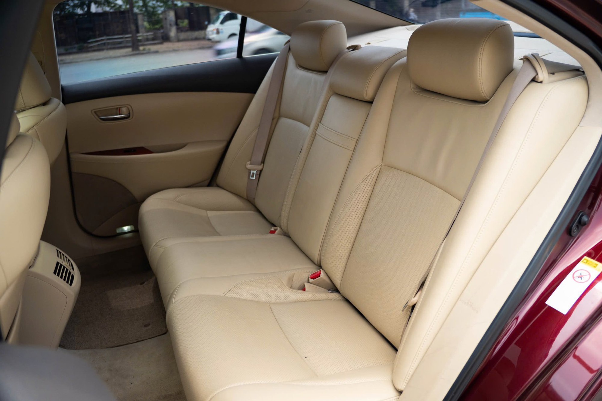 Lexus ES gần 20 năm tuổi vẫn có giá hơn 400 triệu: Chạy 140.000km, nội thất còn đẹp, ngoại thất nhuốm màu thời gian- Ảnh 15. Lexus ES gần 20 năm tuổi vẫn có giá hơn 400 triệu: Chạy 140.000km, nội thất còn đẹp, ngoại thất nhuốm màu thời gian- Ảnh 15.