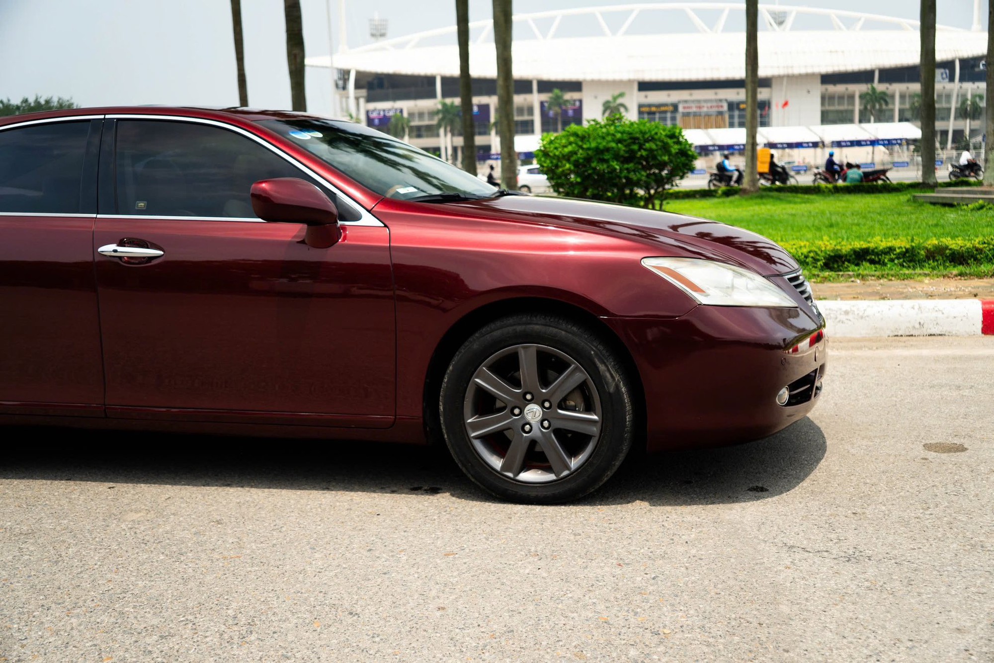 Lexus ES gần 20 năm tuổi vẫn có giá hơn 400 triệu: Chạy 140.000km, nội thất còn đẹp, ngoại thất nhuốm màu thời gian- Ảnh 3. Lexus ES gần 20 năm tuổi vẫn có giá hơn 400 triệu: Chạy 140.000km, nội thất còn đẹp, ngoại thất nhuốm màu thời gian- Ảnh 3.