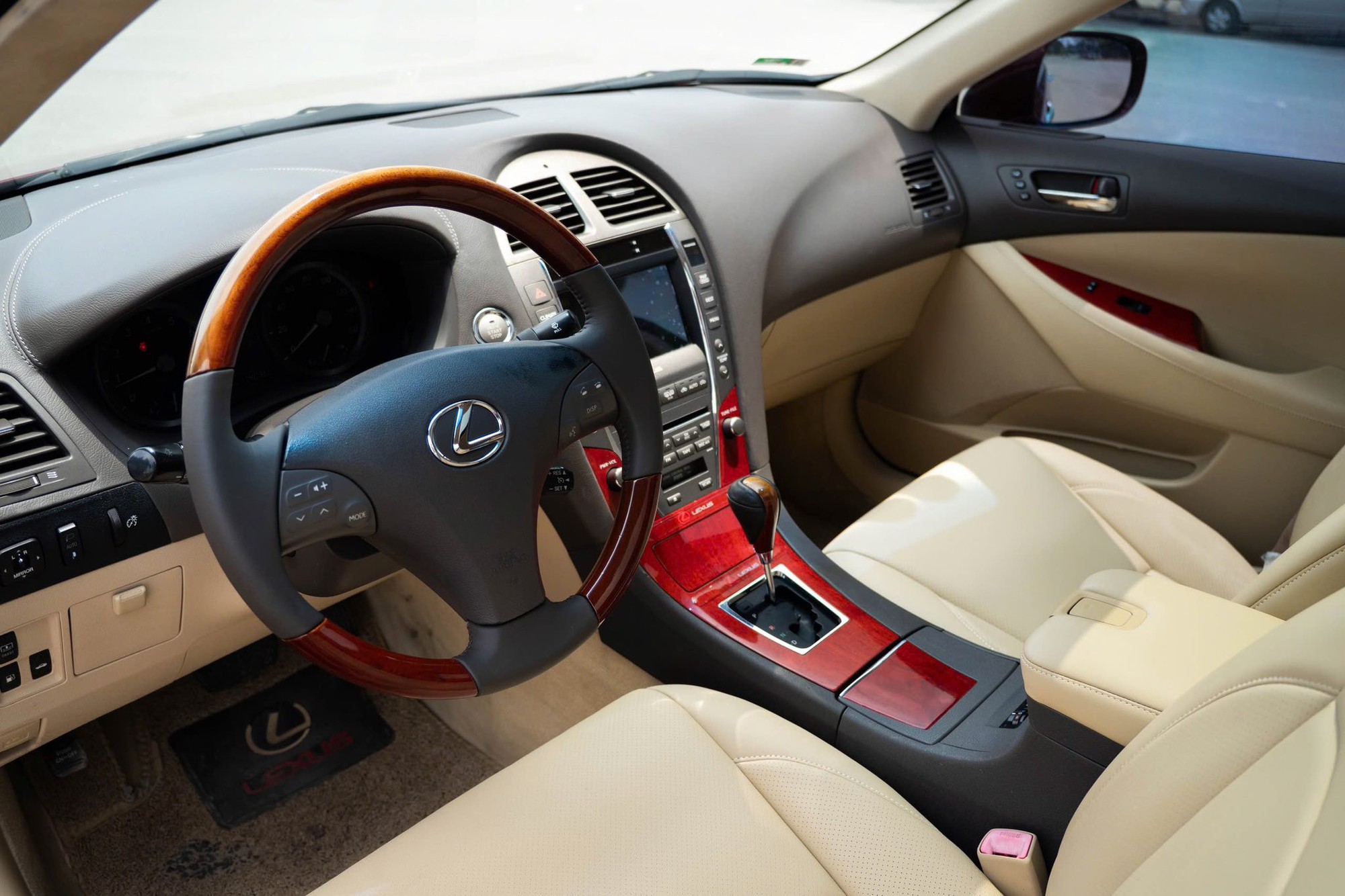 Lexus ES gần 20 năm tuổi vẫn có giá hơn 400 triệu: Chạy 140.000km, nội thất còn đẹp, ngoại thất nhuốm màu thời gian- Ảnh 2. Lexus ES gần 20 năm tuổi vẫn có giá hơn 400 triệu: Chạy 140.000km, nội thất còn đẹp, ngoại thất nhuốm màu thời gian- Ảnh 2.