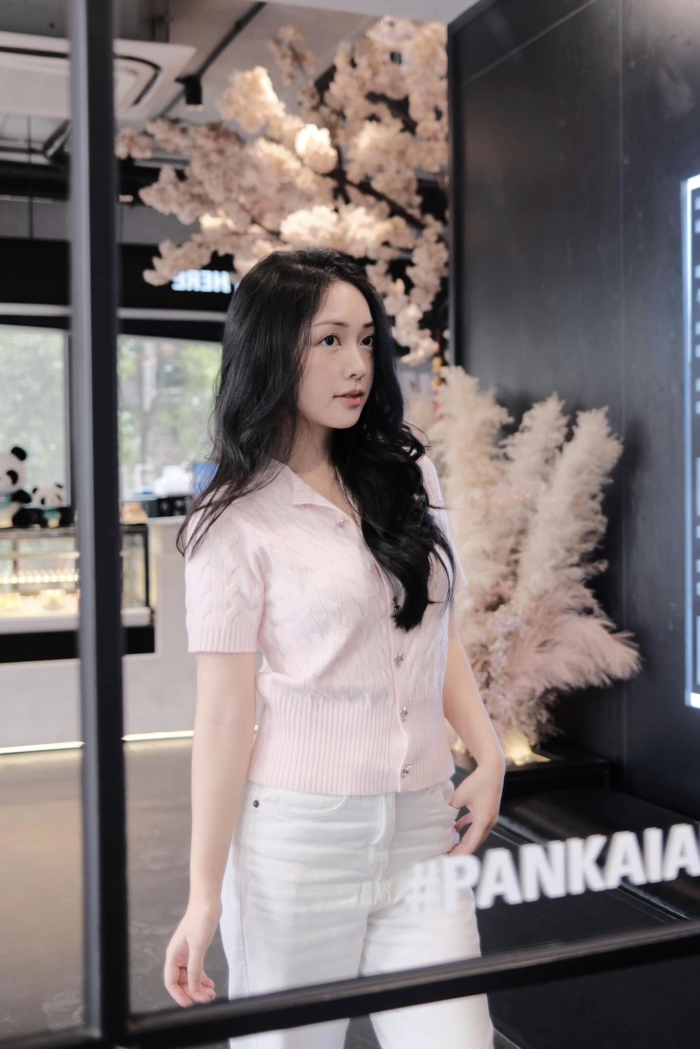 Hotgirl Bắc Giang lấy chồng cầu thủ được khen xinh nhất dàn WAGs Việt, đến Doãn Hải My còn phải thốt lên "xuất sắc"- Ảnh 1. Hotgirl Bắc Giang lấy chồng cầu thủ được khen xinh nhất dàn WAGs Việt, đến Doãn Hải My còn phải thốt lên "xuất sắc"- Ảnh 1.