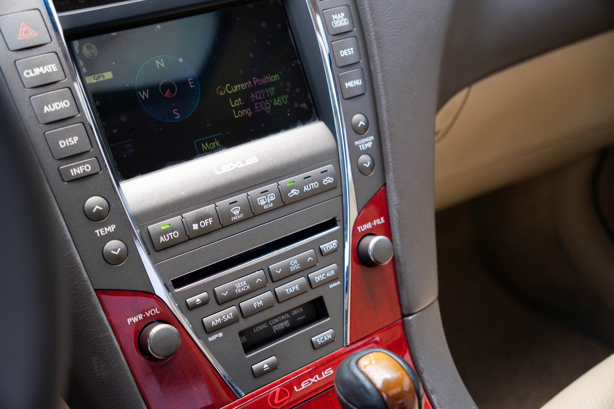 Lexus ES gần 20 năm tuổi vẫn có giá hơn 400 triệu: Chạy 140.000km, nội thất còn đẹp, ngoại thất nhuốm màu thời gian- Ảnh 8. Lexus ES gần 20 năm tuổi vẫn có giá hơn 400 triệu: Chạy 140.000km, nội thất còn đẹp, ngoại thất nhuốm màu thời gian- Ảnh 8.