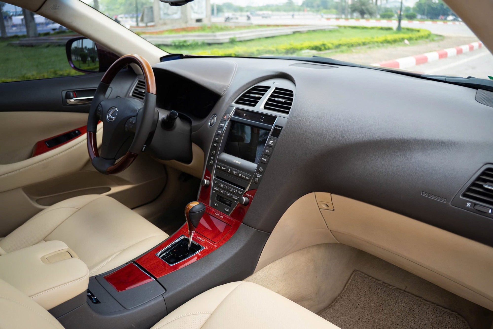 Lexus ES gần 20 năm tuổi vẫn có giá hơn 400 triệu: Chạy 140.000km, nội thất còn đẹp, ngoại thất nhuốm màu thời gian- Ảnh 7. Lexus ES gần 20 năm tuổi vẫn có giá hơn 400 triệu: Chạy 140.000km, nội thất còn đẹp, ngoại thất nhuốm màu thời gian- Ảnh 7.