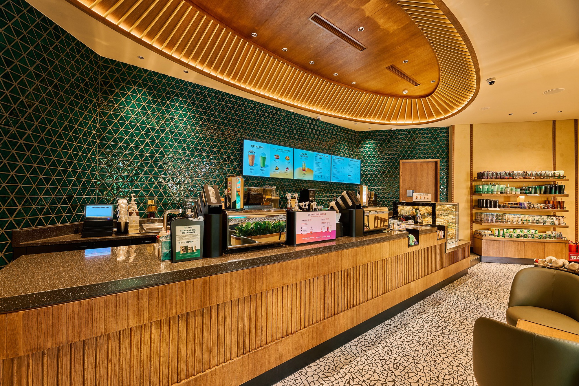 Cửa hàng Starbucks siêu đặc biệt tại Hà Nội: Trần nhà mô phỏng nón lá, đường cong Hồ Gươm uyển chuyển- Ảnh 5.