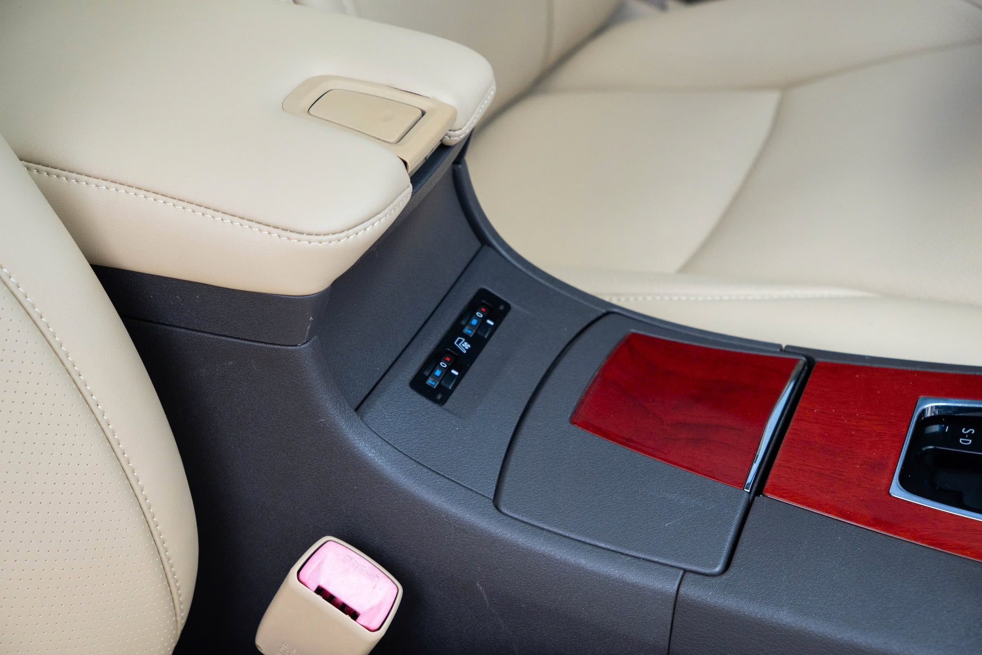 Lexus ES gần 20 năm tuổi vẫn có giá hơn 400 triệu: Chạy 140.000km, nội thất còn đẹp, ngoại thất nhuốm màu thời gian- Ảnh 11. Lexus ES gần 20 năm tuổi vẫn có giá hơn 400 triệu: Chạy 140.000km, nội thất còn đẹp, ngoại thất nhuốm màu thời gian- Ảnh 11.