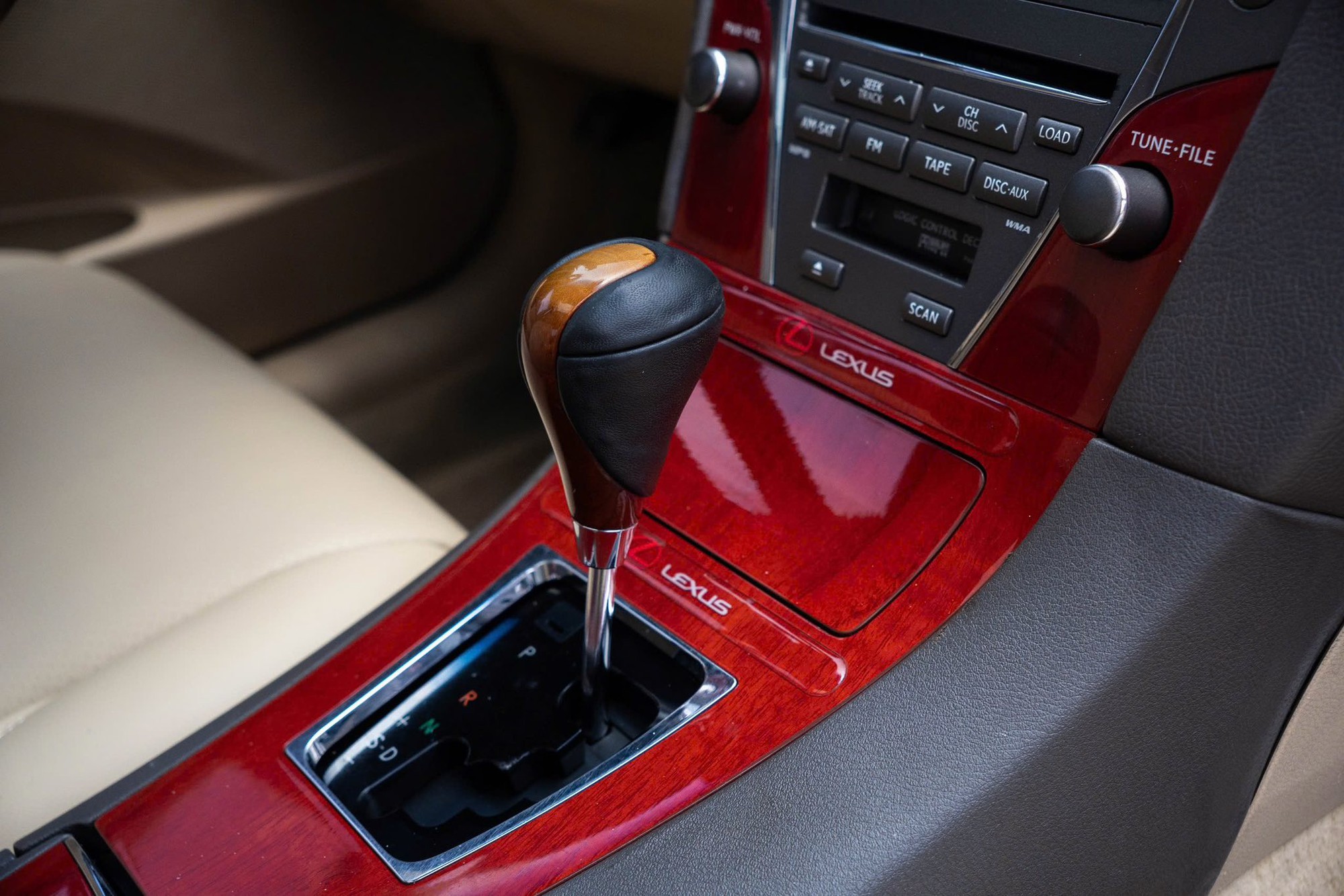 Lexus ES gần 20 năm tuổi vẫn có giá hơn 400 triệu: Chạy 140.000km, nội thất còn đẹp, ngoại thất nhuốm màu thời gian- Ảnh 10. Lexus ES gần 20 năm tuổi vẫn có giá hơn 400 triệu: Chạy 140.000km, nội thất còn đẹp, ngoại thất nhuốm màu thời gian- Ảnh 10.