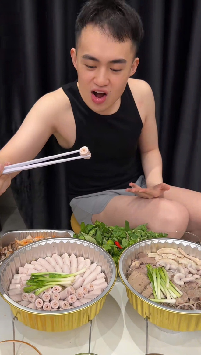 Clip MC Anh Thơ ăn lòng se điếu và sốc vì một chi tiết bên trong lớp lòng: “Tưởng ăn lốp xe”- Ảnh 3. Clip MC Anh Thơ ăn lòng se điếu và sốc vì một chi tiết bên trong lớp lòng: “Tưởng ăn lốp xe”- Ảnh 3.